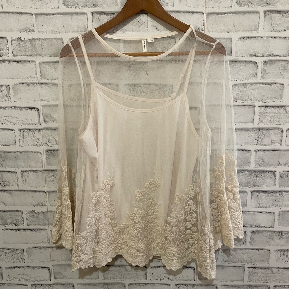 NWOT Women’s Ultra Pink white sheer crochet top with h attached tank top Medium